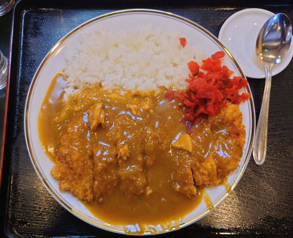 爆盛りのかつカレー｜揚げたてカツとご飯たっぷり