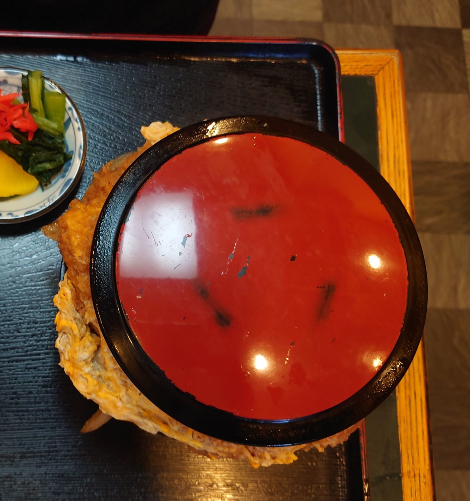 ボリューム満点のかつ丼（上）｜ご飯からはみ出すカツ